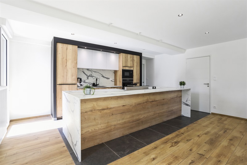 Cuisine ouverte de style industriel bois et noir à Cornille | Raison Home